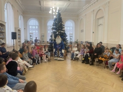 Волшебство книг и зимней сказки: как Дед Мороз зажигал ёлку в Крапивинке